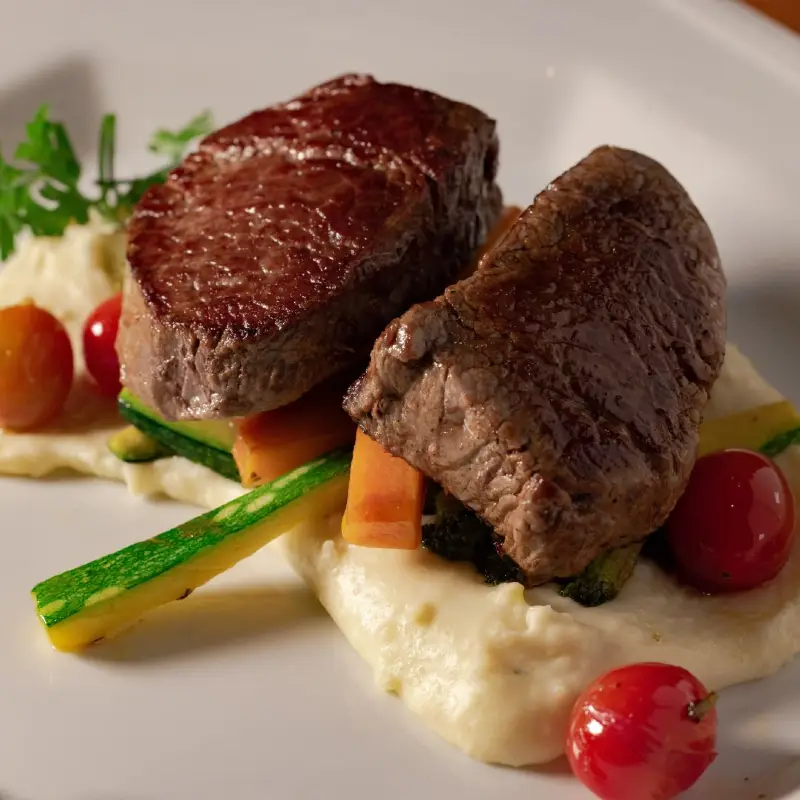 FILÉ GRELHADO COM LEGUMES