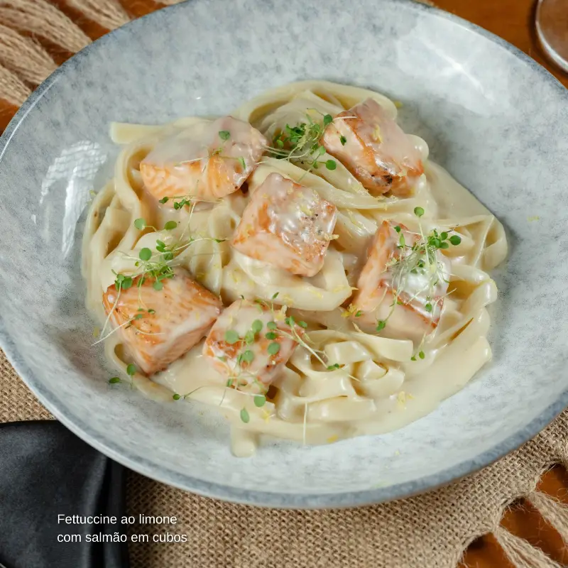 FETTUCCINE AO LIMONE COM SALMÃO EM CUBOS
