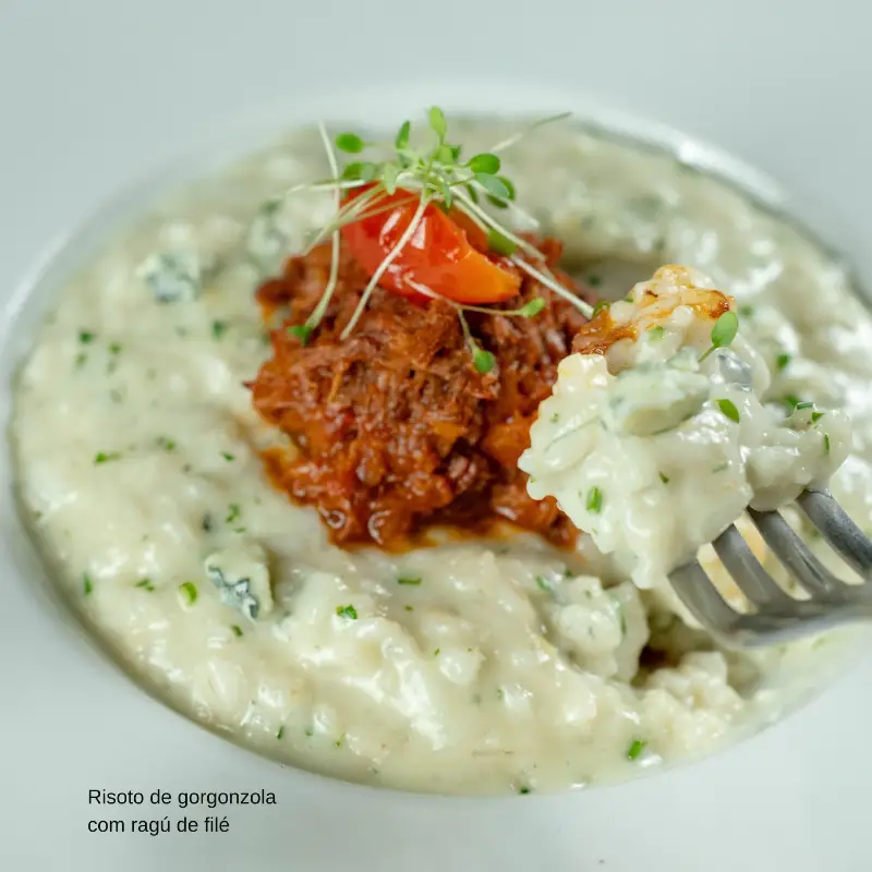 RISOTO DE GORGONZOLA COM RAGU DE FILÉ