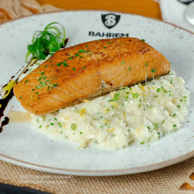 RISOTO DE LIMÃO SICILIANO COM SALMÃO GRELHADO