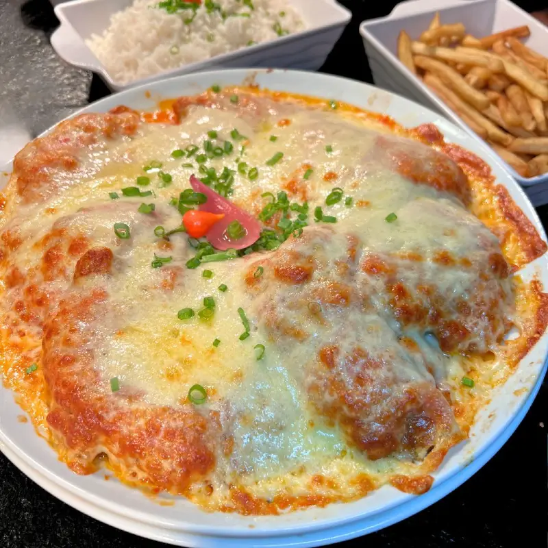 FILÉ À PARMEGIANA