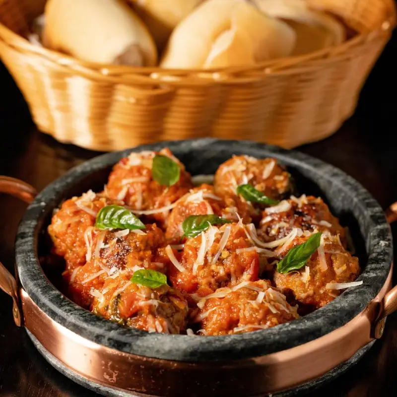 ALMÔNDEGAS AO MOLHO POMODORO