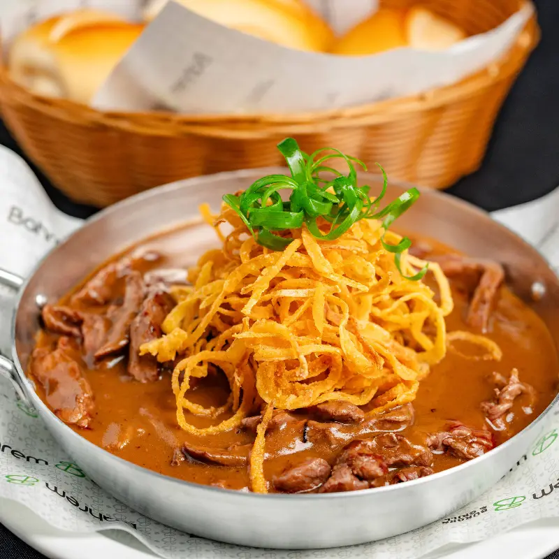 PETISCO DE FILÉ AO MOLHO DE CERVEJA