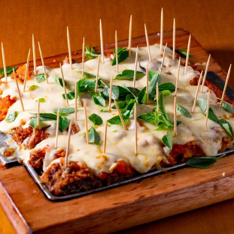 PETISCO DE FILÉ PARMEGIANA À PALITO