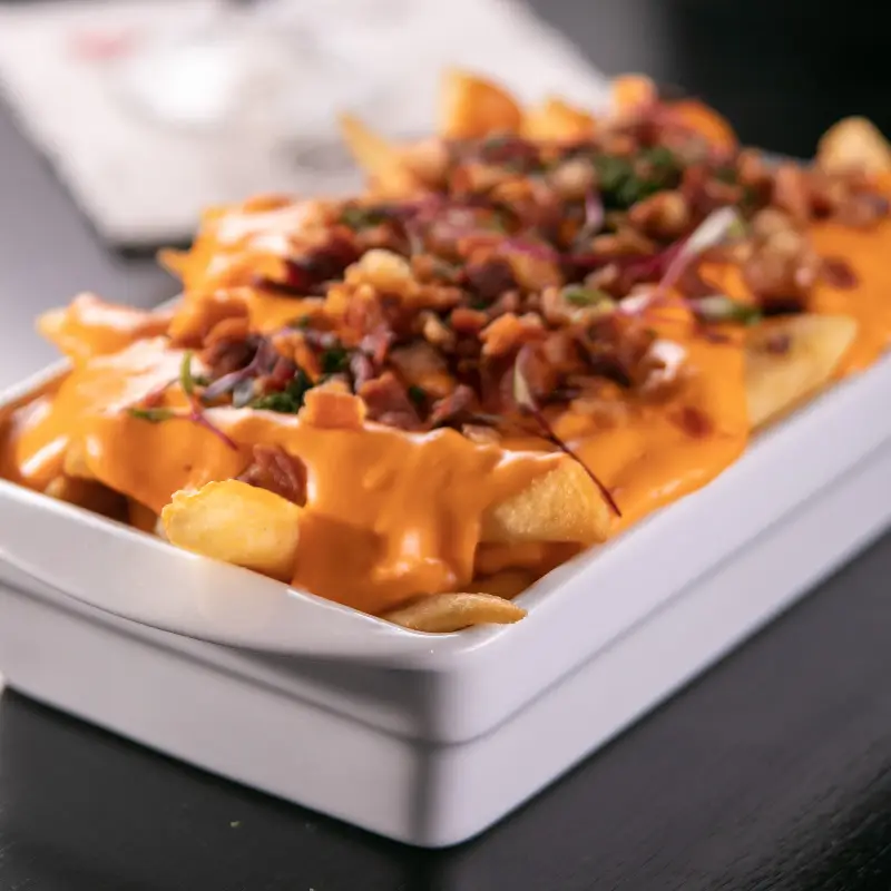 BATATA FRITA COM CHEDDAR E BACON