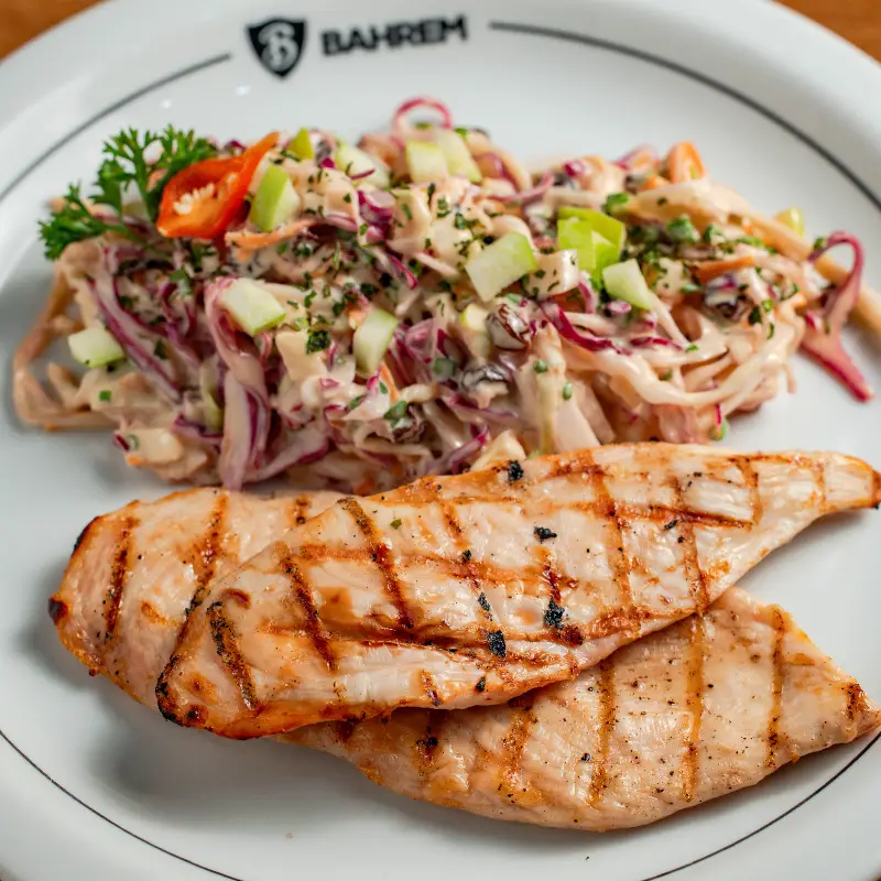 Salada coleslaw com frango grelhado
