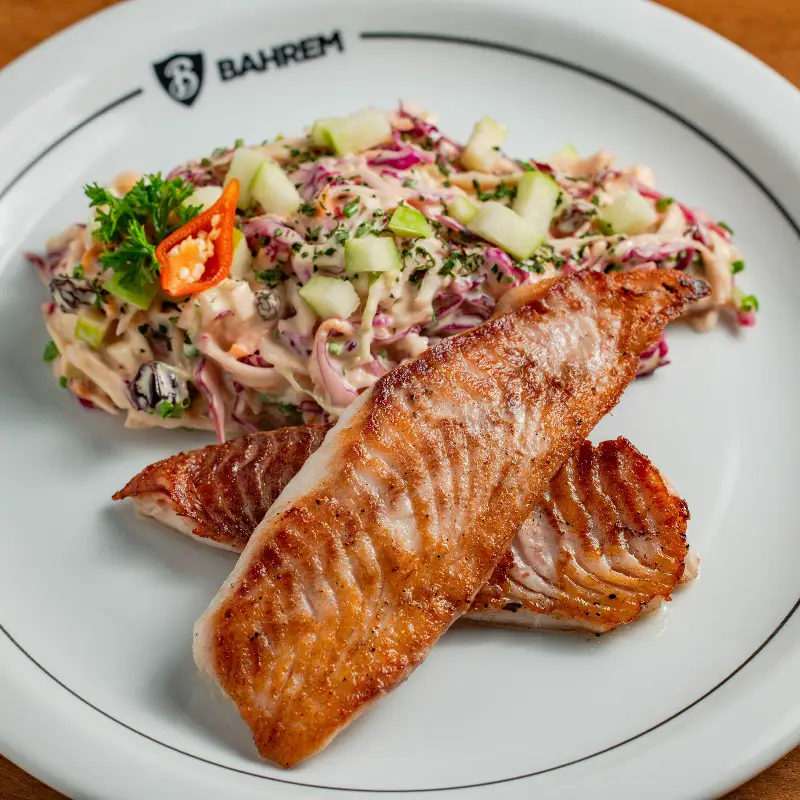 Salada coleslaw com tilápia grelhada