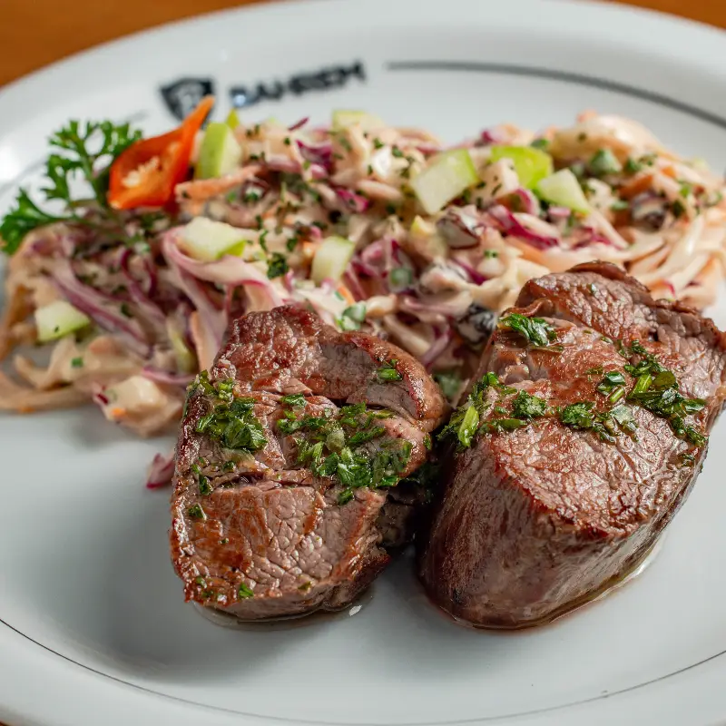 Salada coleslaw com Filé Mignon